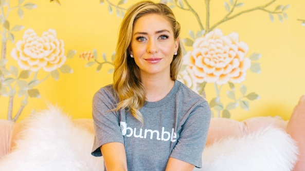 Chica con camiseta de bumble: página de encuentros sexuales